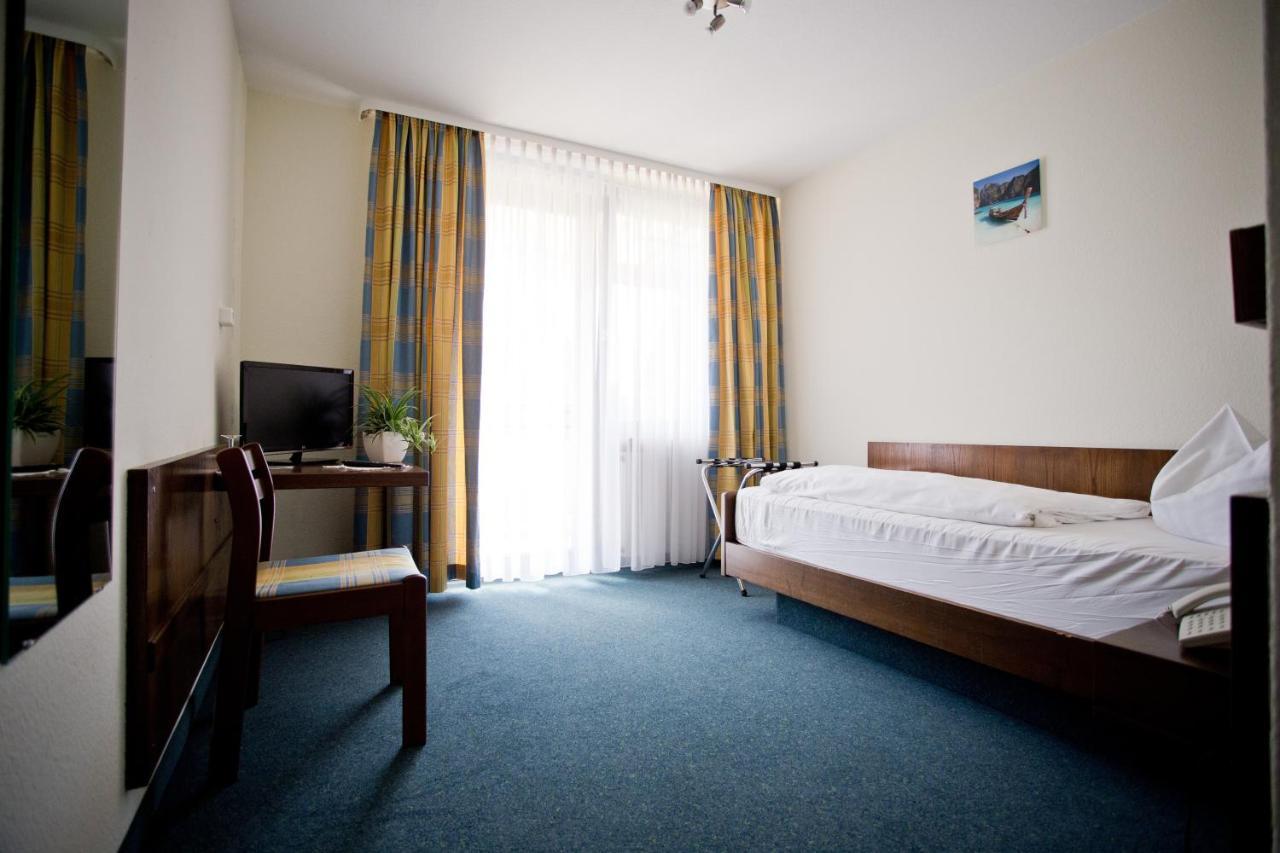 Hotel Lindenhof Мосбах Екстер'єр фото